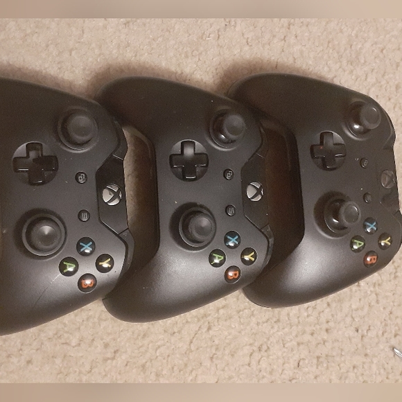 XBOX ONE + 3 CONTORLLERS + GAMES + KINECT full set all cords included